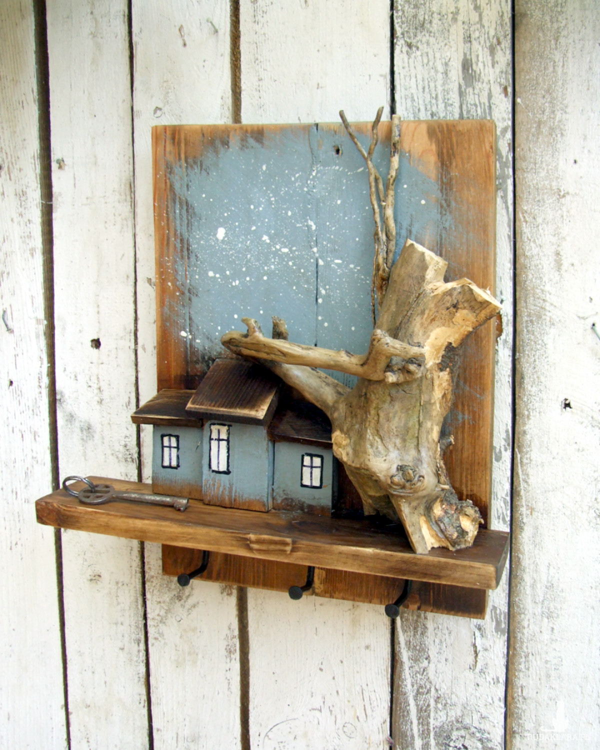 Drewniany wieszak z domkami - W cieniu starego dębu